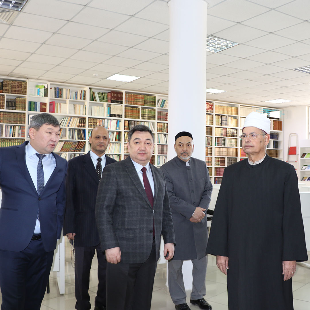 ҚР АҚПАРАТ ЖӘНЕ ҚОҒАМДЫҚ ДАМУ МИНИСТРІ НҰР-МҮБАРАК УНИВЕРСИТЕТІНЕ АРНАЙЫ АТ БАСЫН ТІРЕДІ