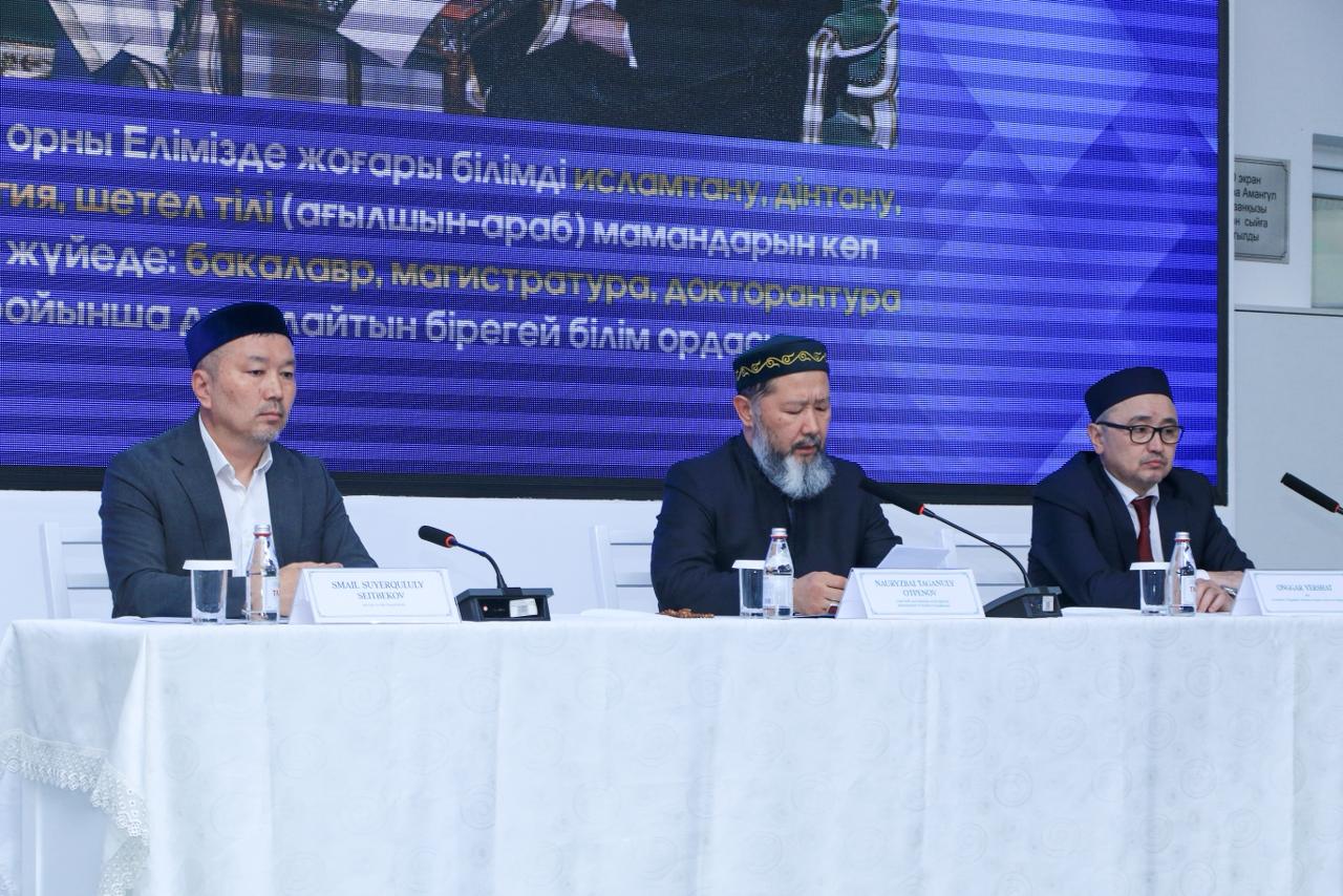 Бас мүфти Наурызбай қажы Тағанұлы Хазірет Нұр-Мүбарак университетінің ұстаздарымен кездесті